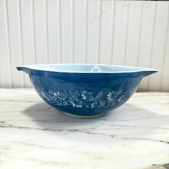 Vintage Pyrex Colonial Mist Blue & White Daisy Cinderella Bowl 4L #444 - Picture 1 of 10